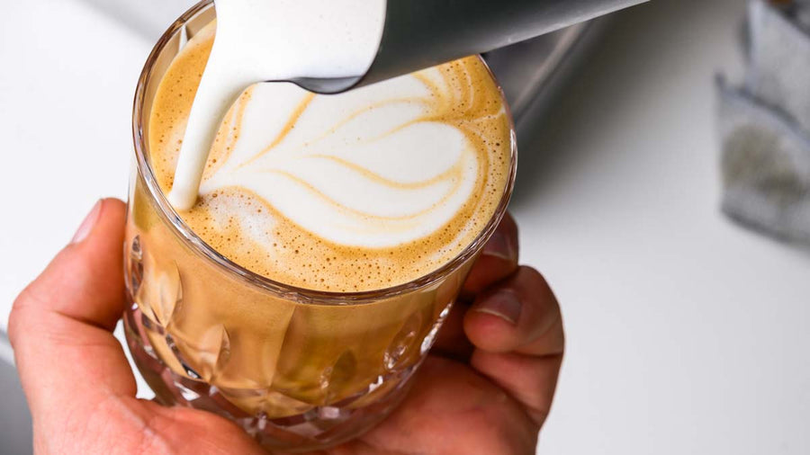 Cappuccino wird eingegossen