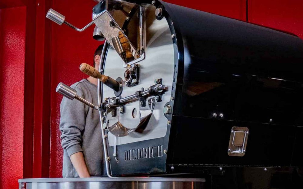 Frisch geröstete Bohnen im Trommelröster