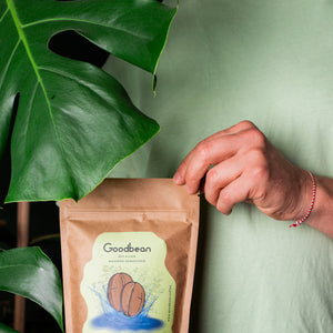 Die Entdeckung Kaffee von Goodbean, Kaffeetüte vor Monstera-Blatt