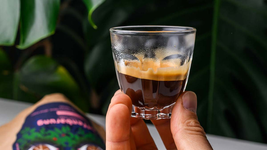 Kaffeevollautomat im Betrieb
